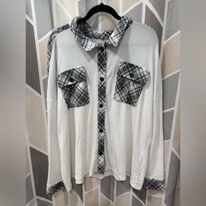 Chic Plaid Button-Down Shirt - Black and White